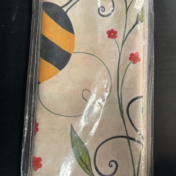 New Bee Happy Small Garden Flag - Picture 3 of 3